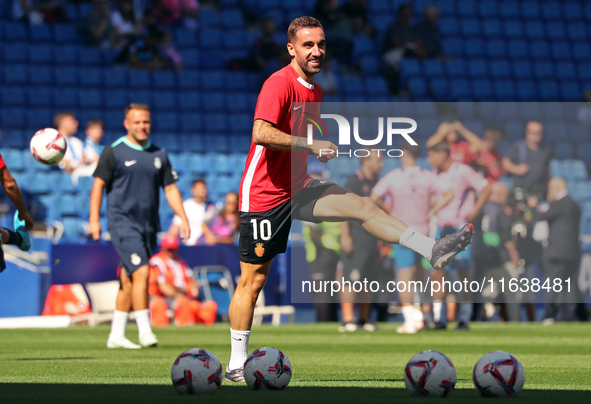 Sergi Darder plays during the match between RCD Espanyol and RCD Mallorca in week 9 of LaLiga EA Sports at the RCDE Stadium in Barcelona, Sp...