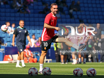 Sergi Darder plays during the match between RCD Espanyol and RCD Mallorca in week 9 of LaLiga EA Sports at the RCDE Stadium in Barcelona, Sp...