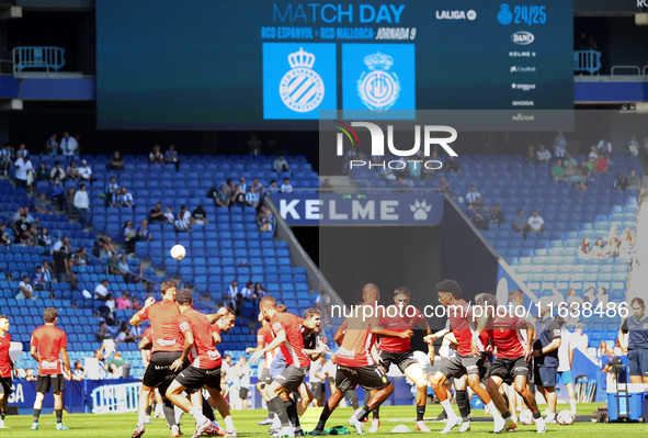 Mallorca players participate in the match between RCD Espanyol and RCD Mallorca during week 9 of LaLiga EA Sports at the RCDE Stadium in Bar...