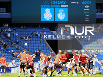 Mallorca players participate in the match between RCD Espanyol and RCD Mallorca during week 9 of LaLiga EA Sports at the RCDE Stadium in Bar...