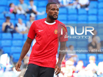 Cyle Larin plays during the match between RCD Espanyol and RCD Mallorca in week 9 of LaLiga EA Sports at the RCDE Stadium in Barcelona, Spai...