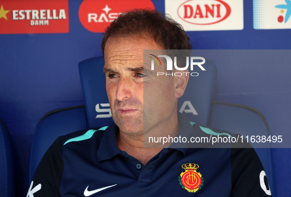 Jagoba Arrasate coaches during the match between RCD Espanyol and RCD Mallorca in week 9 of LaLiga EA Sports at the RCDE Stadium in Barcelon...