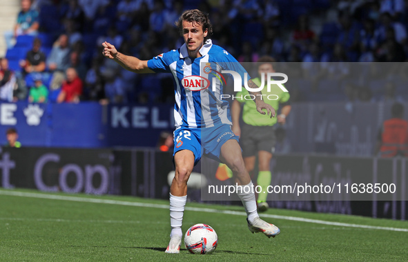 Carlos Romero plays during the match between RCD Espanyol and RCD Mallorca in week 9 of LaLiga EA Sports at the RCDE Stadium in Barcelona, S...