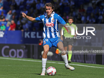 Carlos Romero plays during the match between RCD Espanyol and RCD Mallorca in week 9 of LaLiga EA Sports at the RCDE Stadium in Barcelona, S...