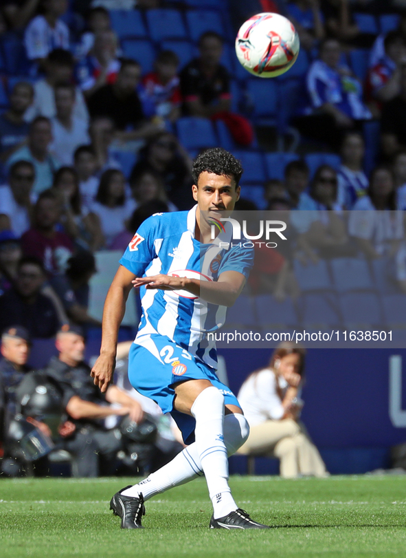 Omar El Hilali plays during the match between RCD Espanyol and RCD Mallorca in week 9 of LaLiga EA Sports at the RCDE Stadium in Barcelona,...