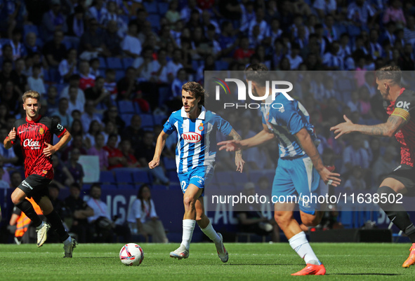 Carlos Romero plays during the match between RCD Espanyol and RCD Mallorca in week 9 of LaLiga EA Sports at the RCDE Stadium in Barcelona, S...