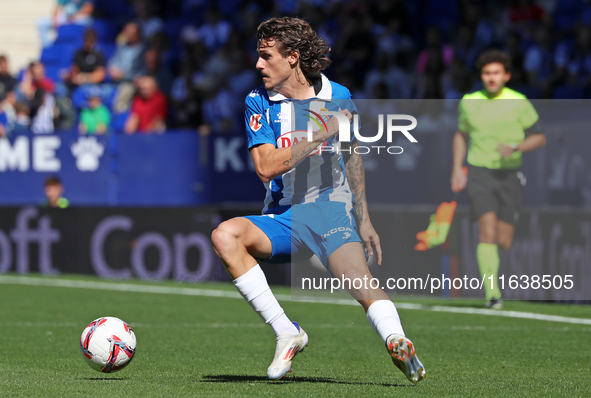 Carlos Romero plays during the match between RCD Espanyol and RCD Mallorca in week 9 of LaLiga EA Sports at the RCDE Stadium in Barcelona, S...