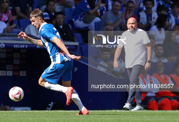 Jofre Carreras plays during the match between RCD Espanyol and RCD Mallorca in week 9 of LaLiga EA Sports at the RCDE Stadium in Barcelona,...