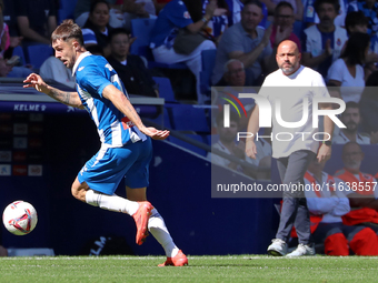 Jofre Carreras plays during the match between RCD Espanyol and RCD Mallorca in week 9 of LaLiga EA Sports at the RCDE Stadium in Barcelona,...