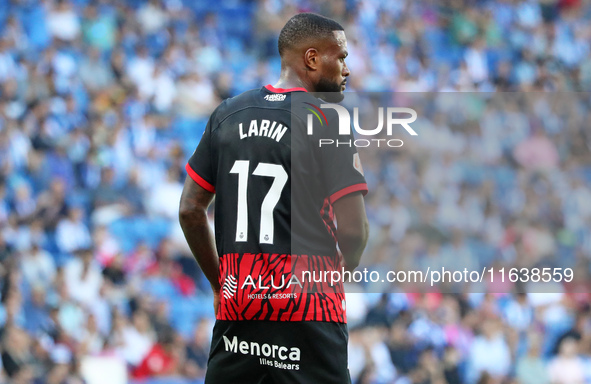 Cyle Larin plays during the match between RCD Espanyol and RCD Mallorca in week 9 of LaLiga EA Sports at the RCDE Stadium in Barcelona, Spai...