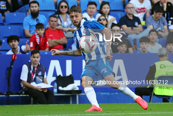 Jofre Carreras plays during the match between RCD Espanyol and RCD Mallorca in week 9 of LaLiga EA Sports at the RCDE Stadium in Barcelona,...