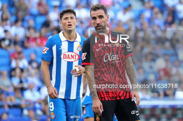 Sergi Darder plays during the match between RCD Espanyol and RCD Mallorca in week 9 of LaLiga EA Sports at the RCDE Stadium in Barcelona, Sp...