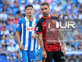 Sergi Darder plays during the match between RCD Espanyol and RCD Mallorca in week 9 of LaLiga EA Sports at the RCDE Stadium in Barcelona, Sp...