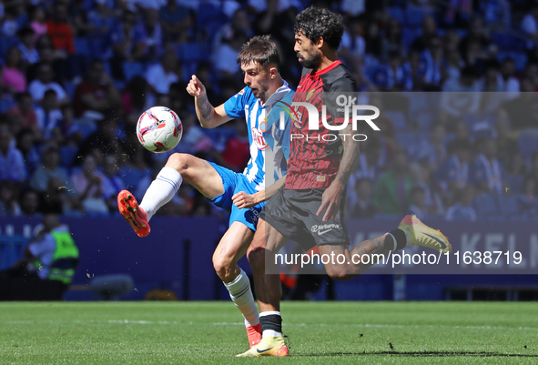 Jofre Carreras and Samu Costa play during the match between RCD Espanyol and RCD Mallorca in week 9 of LaLiga EA Sports at the RCDE Stadium...