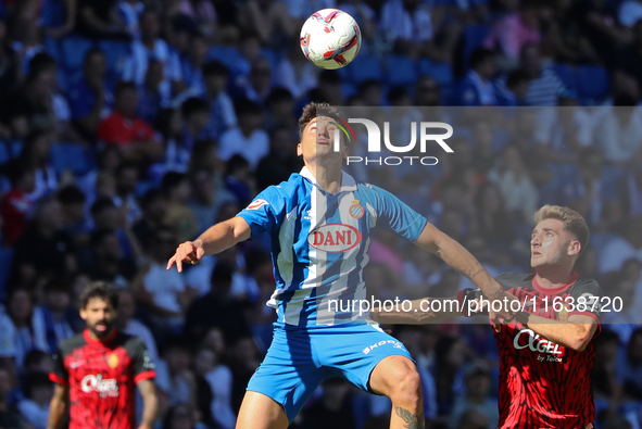 Alejo Veliz and Robert Navarro play during the match between RCD Espanyol and RCD Mallorca in week 9 of LaLiga EA Sports at the RCDE Stadium...