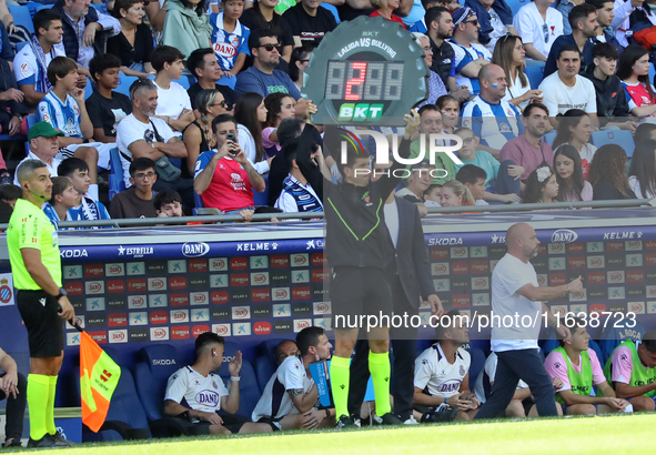 The fourth referee shows the added time of the first half during the match between RCD Espanyol and Deportivo Alaves, corresponding to week...