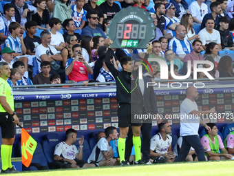 The fourth referee shows the added time of the first half during the match between RCD Espanyol and Deportivo Alaves, corresponding to week...