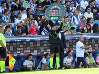 The fourth referee shows the added time of the first half during the match between RCD Espanyol and Deportivo Alaves, corresponding to week...