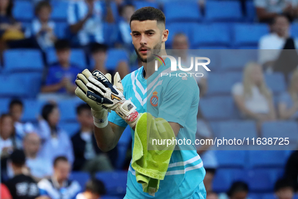 Joan Garcia plays during the match between RCD Espanyol and RCD Mallorca in week 9 of LaLiga EA Sports at the RCDE Stadium in Barcelona, Spa...