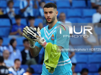 Joan Garcia plays during the match between RCD Espanyol and RCD Mallorca in week 9 of LaLiga EA Sports at the RCDE Stadium in Barcelona, Spa...