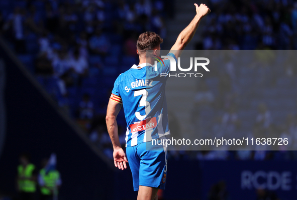 Sergi Gomez plays during the match between RCD Espanyol and RCD Mallorca in week 9 of LaLiga EA Sports at the RCDE Stadium in Barcelona, Spa...