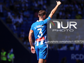 Sergi Gomez plays during the match between RCD Espanyol and RCD Mallorca in week 9 of LaLiga EA Sports at the RCDE Stadium in Barcelona, Spa...