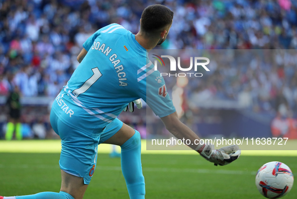 Joan Garcia plays during the match between RCD Espanyol and RCD Mallorca in week 9 of LaLiga EA Sports at the RCDE Stadium in Barcelona, Spa...