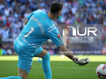 Joan Garcia plays during the match between RCD Espanyol and RCD Mallorca in week 9 of LaLiga EA Sports at the RCDE Stadium in Barcelona, Spa...