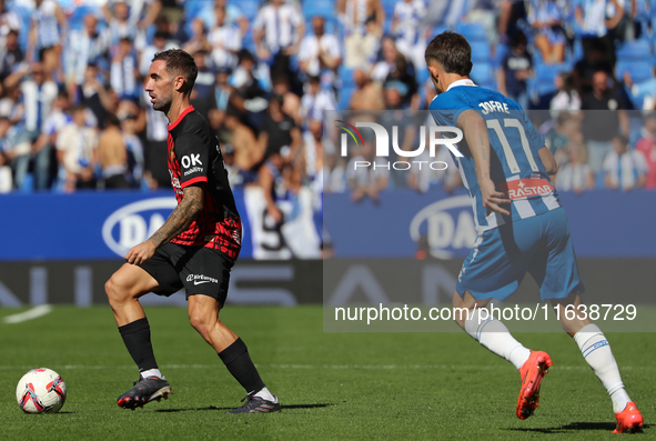 Sergi Darder and Jofre Carreras play during the match between RCD Espanyol and RCD Mallorca in week 9 of LaLiga EA Sports at the RCDE Stadiu...