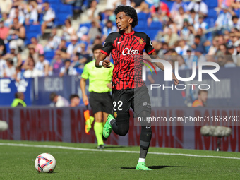 Johan Mojica plays during the match between RCD Espanyol and RCD Mallorca in week 9 of LaLiga EA Sports at the RCDE Stadium in Barcelona, Sp...