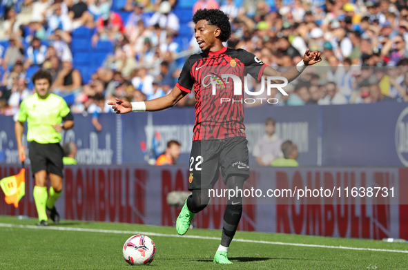 Johan Mojica plays during the match between RCD Espanyol and RCD Mallorca in week 9 of LaLiga EA Sports at the RCDE Stadium in Barcelona, Sp...