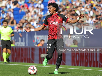 Johan Mojica plays during the match between RCD Espanyol and RCD Mallorca in week 9 of LaLiga EA Sports at the RCDE Stadium in Barcelona, Sp...