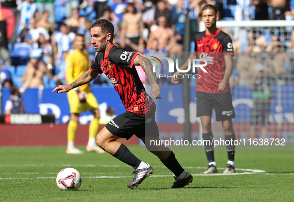 Sergi Darder plays during the match between RCD Espanyol and RCD Mallorca in week 9 of LaLiga EA Sports at the RCDE Stadium in Barcelona, Sp...