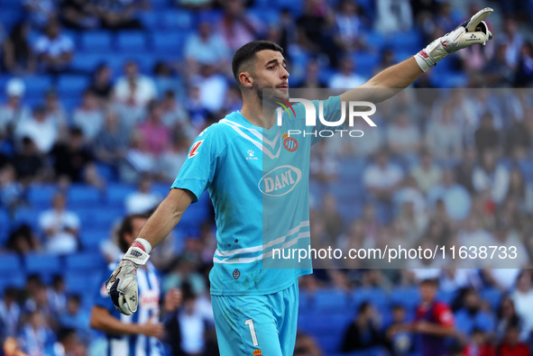 Joan Garcia plays during the match between RCD Espanyol and RCD Mallorca in week 9 of LaLiga EA Sports at the RCDE Stadium in Barcelona, Spa...