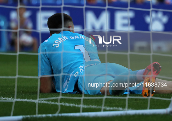 Joan Garcia plays during the match between RCD Espanyol and RCD Mallorca in week 9 of LaLiga EA Sports at the RCDE Stadium in Barcelona, Spa...