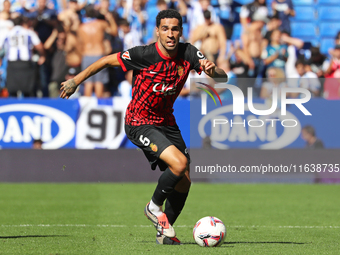 Omar Mascarell plays during the match between RCD Espanyol and RCD Mallorca in week 9 of LaLiga EA Sports at the RCDE Stadium in Barcelona,...