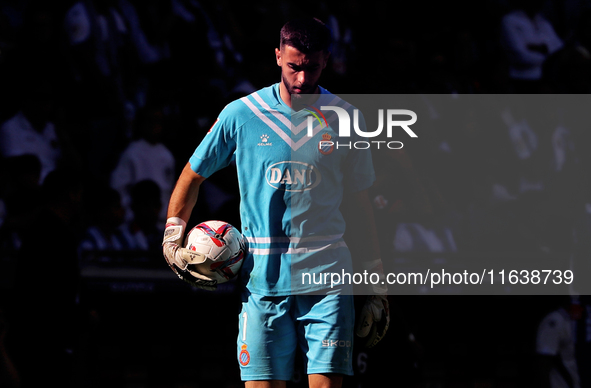 Joan Garcia plays during the match between RCD Espanyol and RCD Mallorca in week 9 of LaLiga EA Sports at the RCDE Stadium in Barcelona, Spa...