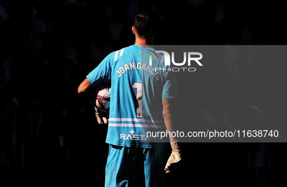 Joan Garcia plays during the match between RCD Espanyol and RCD Mallorca in week 9 of LaLiga EA Sports at the RCDE Stadium in Barcelona, Spa...