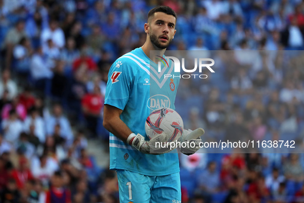 Joan Garcia plays during the match between RCD Espanyol and RCD Mallorca in week 9 of LaLiga EA Sports at the RCDE Stadium in Barcelona, Spa...