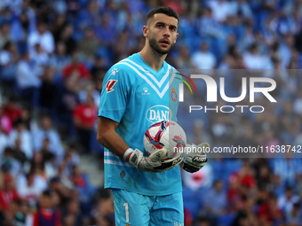 Joan Garcia plays during the match between RCD Espanyol and RCD Mallorca in week 9 of LaLiga EA Sports at the RCDE Stadium in Barcelona, Spa...