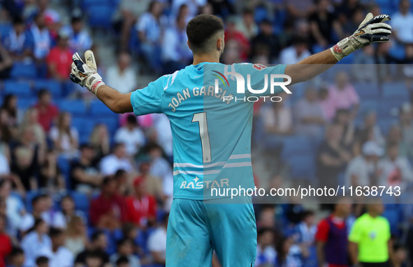 Joan Garcia plays during the match between RCD Espanyol and RCD Mallorca in week 9 of LaLiga EA Sports at the RCDE Stadium in Barcelona, Spa...