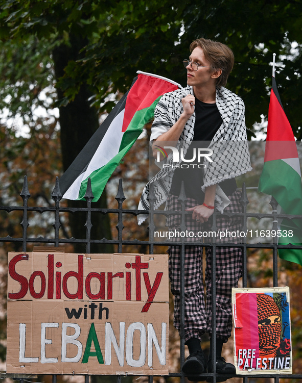 KRAKOW, POLAND - OCTOBER 5:
Pro-Palestinian activists gathered in front of the fence of the Institute of Sociology at Jagiellonian Universit...