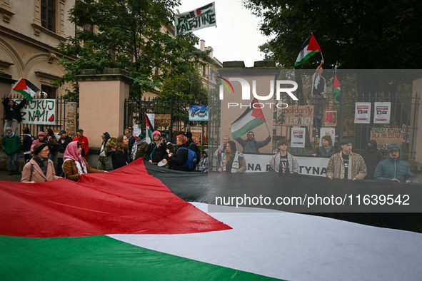 KRAKOW, POLAND - OCTOBER 5:
Pro-Palestinian activists gathered in front of the fence of the Institute of Sociology at Jagiellonian Universit...