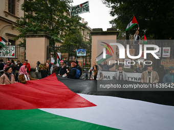 KRAKOW, POLAND - OCTOBER 5:
Pro-Palestinian activists gathered in front of the fence of the Institute of Sociology at Jagiellonian Universit...