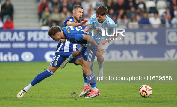 David Andujar of SD Ponferradina and Oscar Marcos of Celta Fortuna are in action during the Spanish football 1st Federation Group 1, JOR 7 m...