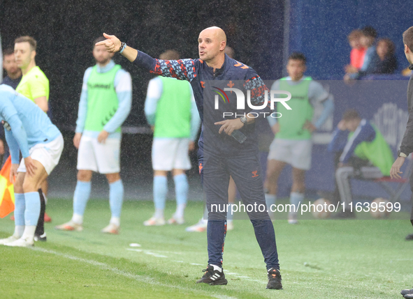 Fredi Alvarez, head coach of Celta Fortuna, is in action during the Spanish Football 1st Federation Group 1, JOR 7 match between SD Ponferra...