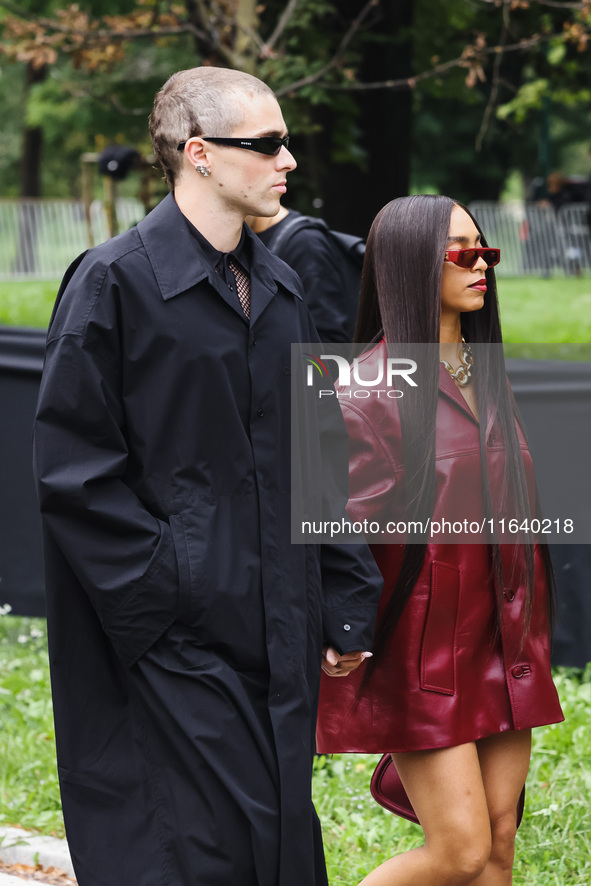 Simon Davis and Kelsey Lu attend the Gucci Fashion Show during the Milan Womenswear Spring/Summer 2025 in Milan, Italy, on September 27, 202...