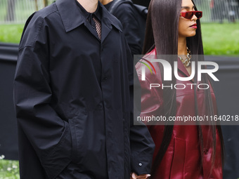 Simon Davis and Kelsey Lu attend the Gucci Fashion Show during the Milan Womenswear Spring/Summer 2025 in Milan, Italy, on September 27, 202...