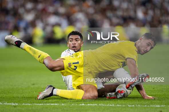 Jude Bellingham of Real Madrid CF (L) is in action against Santi Comesana of Villarreal CF (R) during the La Liga EA Sports 2024/25 football...