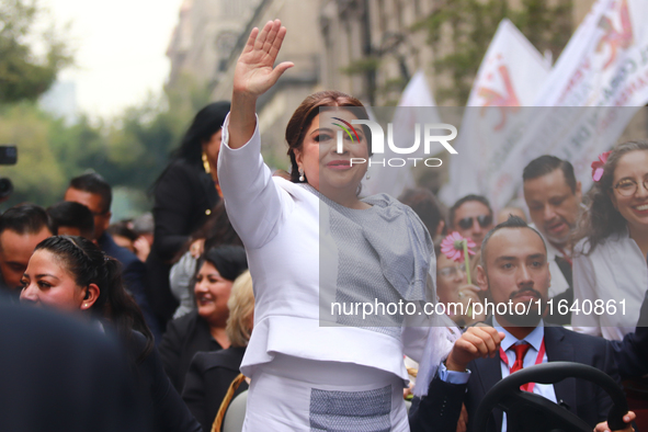 Incoming Mexico City Chief of Government Clara Brugada Molina takes a tour in gratitude to the Mexicans after receiving the baton of command...